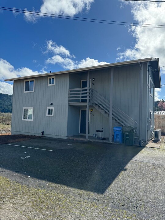 924 S Comstock Rd in Sutherlin, OR - Building Photo