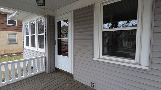 569 N 65th St, Unit Lower in Wauwatosa, WI - Building Photo - Building Photo