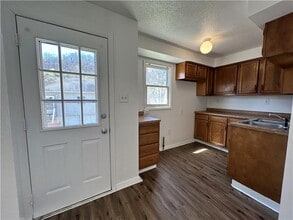 642 Cove Rd in Weirton, WV - Foto de edificio - Building Photo