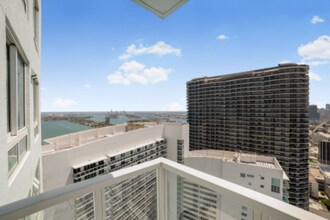 1900 N Bayshore Dr in Miami, FL - Building Photo - Building Photo