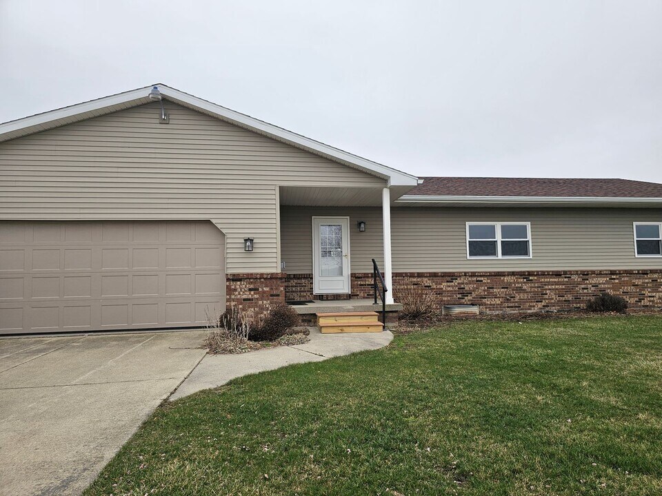 17781 Silverwood Rd in Pemberville, OH - Building Photo