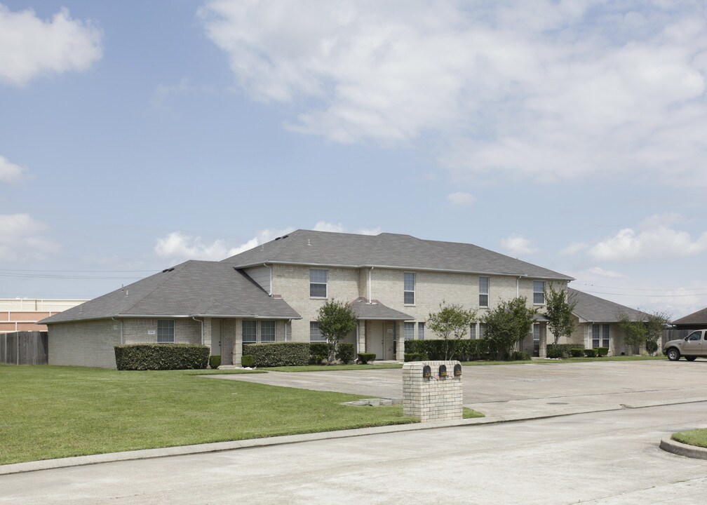 Green Isle Townhomes in Dickinson, TX - Building Photo