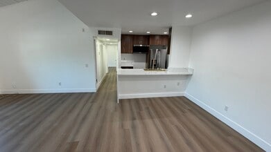 10331 Lindley Ave, Unit 209 in Porter Ranch, CA - Foto de edificio - Building Photo