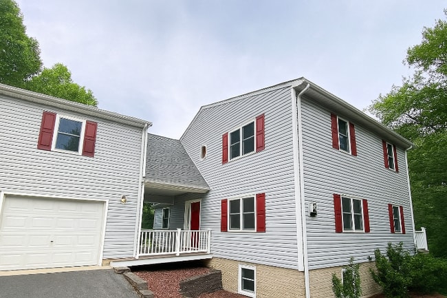 1045 Stonewood Dr in Charlottesville, VA - Building Photo - Building Photo
