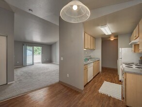 16920 SE Powell Blvd in Portland, OR - Building Photo - Building Photo