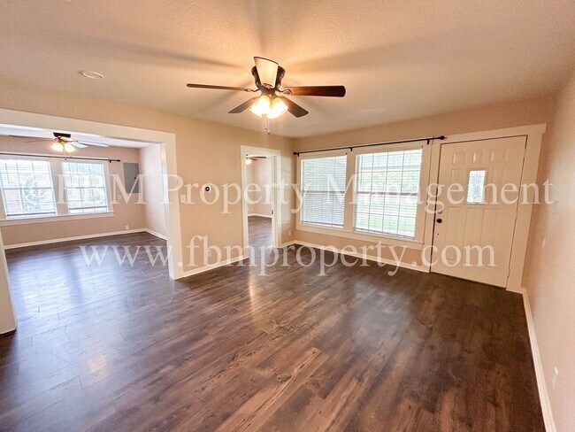 212 W Marshall St in Palmer, TX - Building Photo - Building Photo