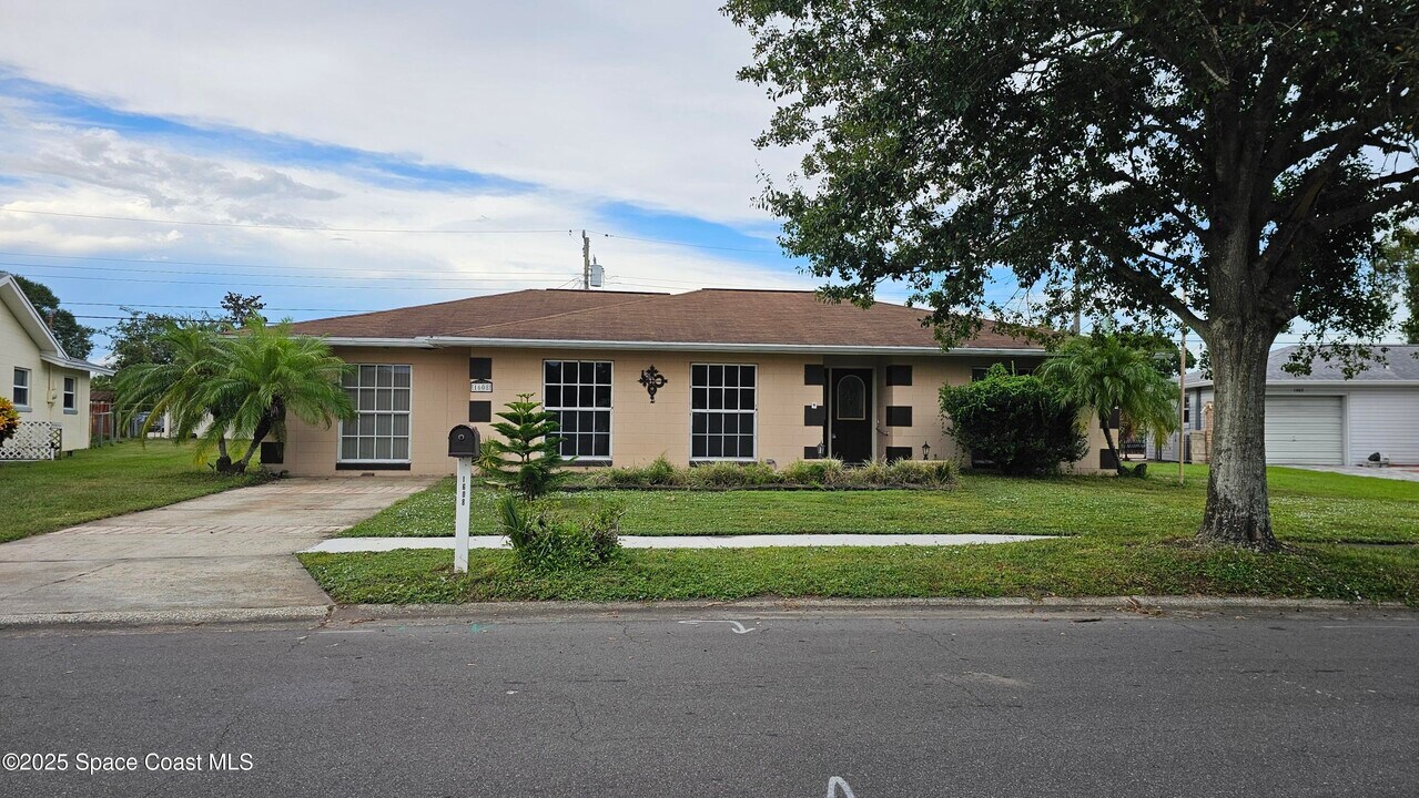 1608 Watrous Dr in Titusville, FL - Foto de edificio