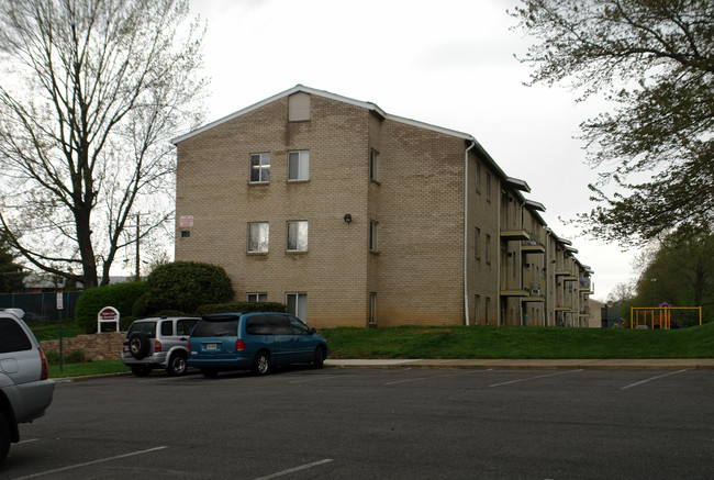 Hopkins Glen Apartment Phase I in Falls Church, VA - Building Photo - Building Photo