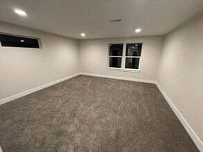 1401 E Hardcastle Ave in Woodburn, OR - Building Photo - Building Photo