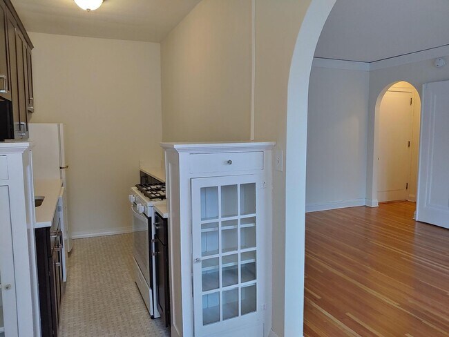 Calhoun Beach Apartments