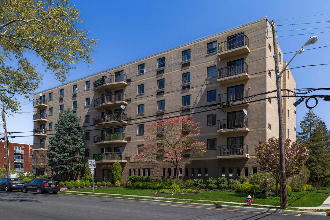 Park Renaissance Condominium in Hackensack, NJ - Building Photo