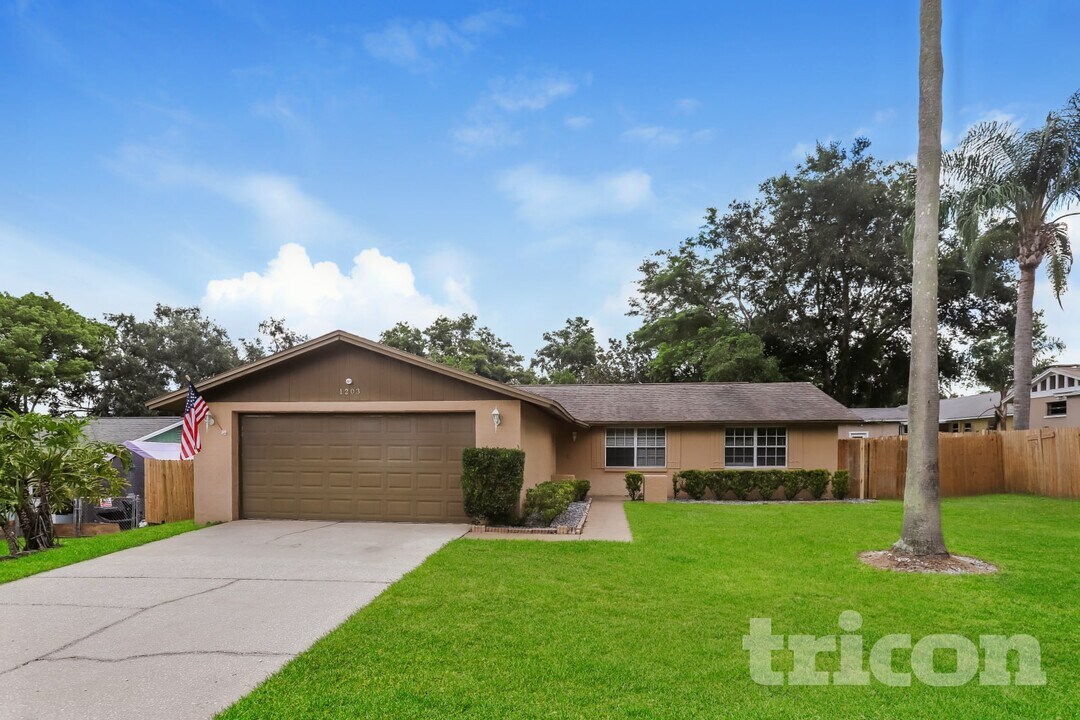 1203 Seffner Valrico Rd in Valrico, FL - Building Photo