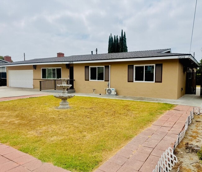 12022 Orangewood Ave in Garden Grove, CA - Foto de edificio - Building Photo