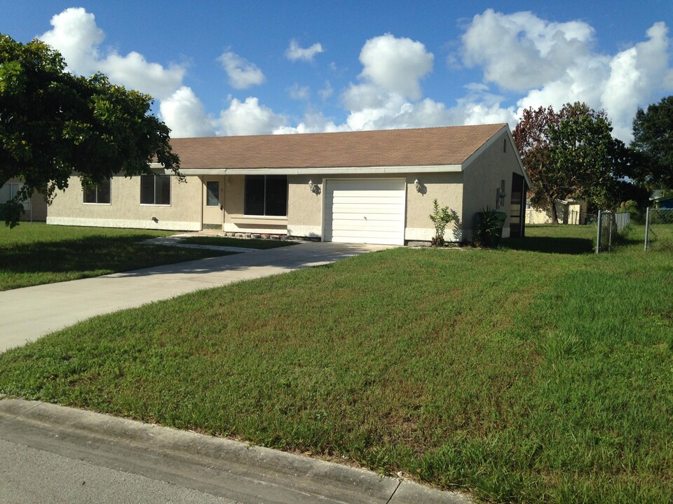 3225 SW Ronlea Ct in Port St. Lucie, FL - Building Photo