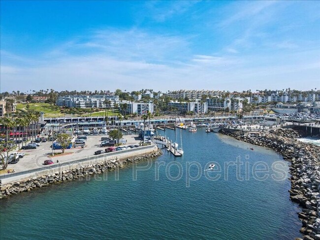 130 The Village in Redondo Beach, CA - Foto de edificio - Building Photo