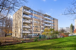 Essex House in Toronto, ON - Building Photo
