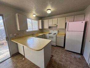 8311 S Wayside Cir in Sandy, UT - Building Photo - Building Photo