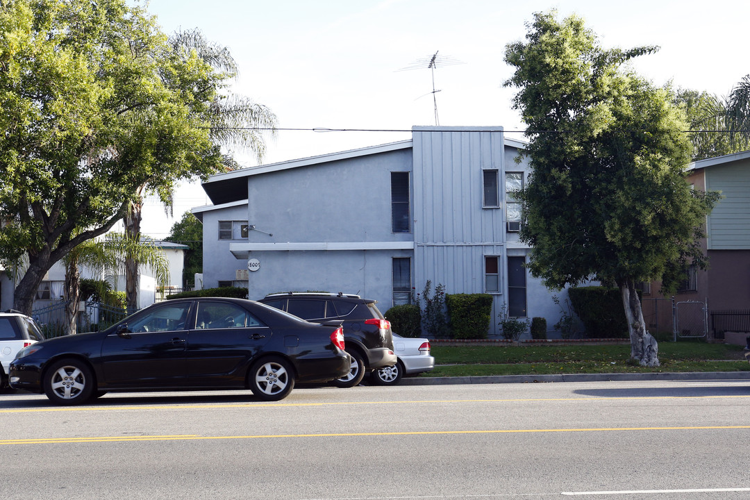 18007 Roscoe Blvd in Northridge, CA - Building Photo