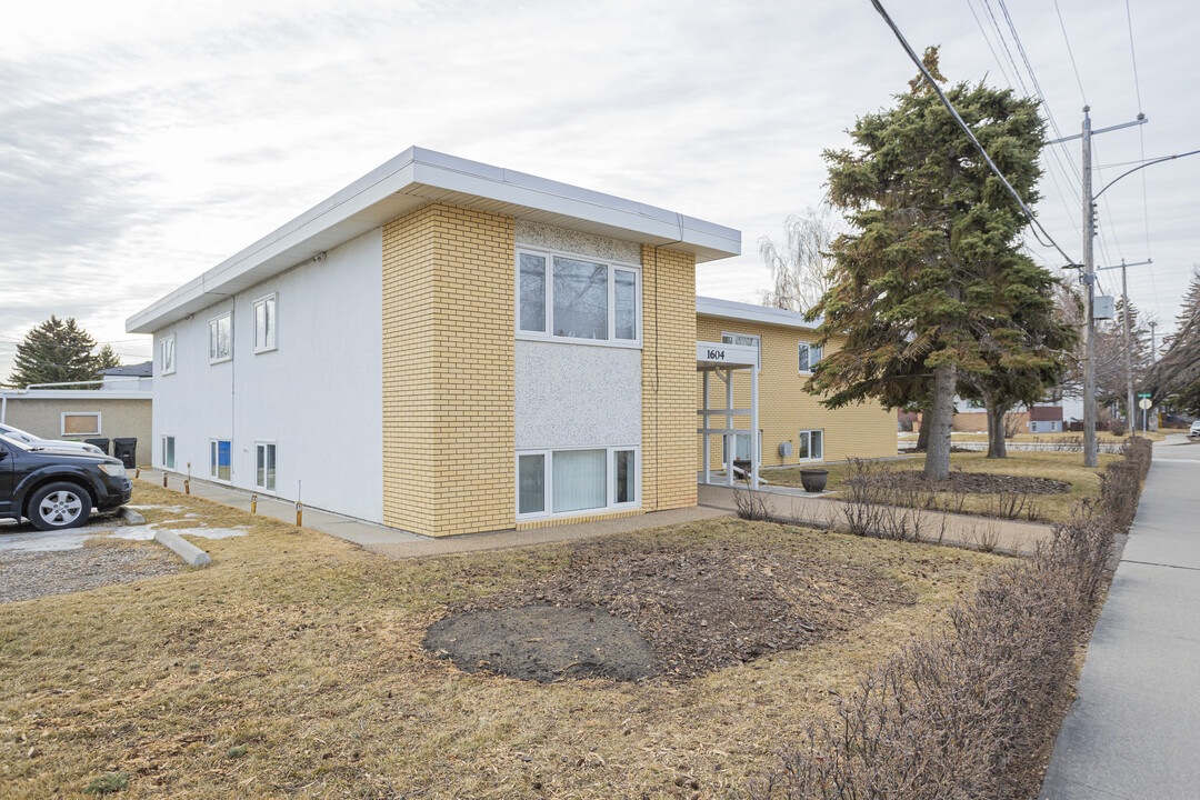 1604 Remington Rd NE in Calgary, AB - Building Photo