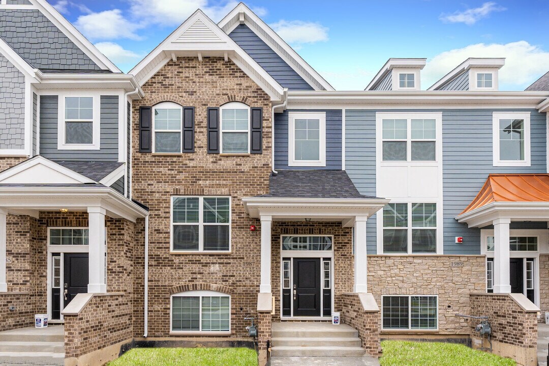 1987 Kingsley Cir in Northbrook, IL - Building Photo