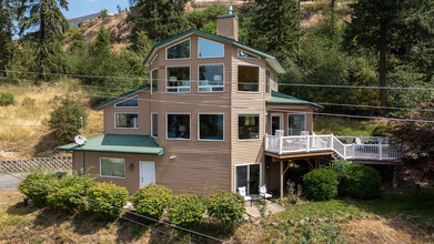 2750 S Silver Beach Rd in Coeur d'Alene, ID - Building Photo - Building Photo