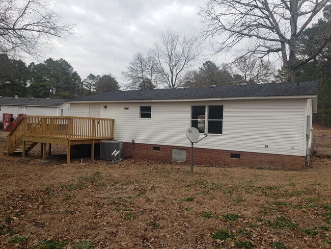 1017 Dunvegan Dr in Raeford, NC - Building Photo - Building Photo