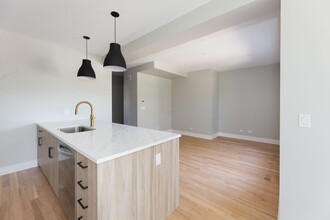 2457 W Logan Blvd, Unit 1 in Chicago, IL - Building Photo - Building Photo