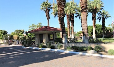 2810 N Arcadia Ct, Unit Unit A205 in Palm Springs, CA - Foto de edificio - Building Photo