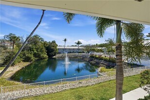 4607 Bayshore Dr in Naples, FL - Building Photo