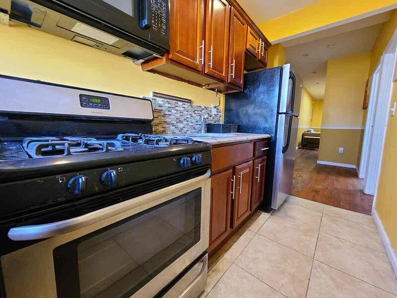 325 Wyona St in Brooklyn, NY - Building Photo