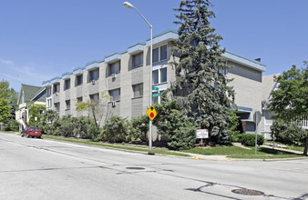 1667 S 69th St in Milwaukee, WI - Foto de edificio - Building Photo