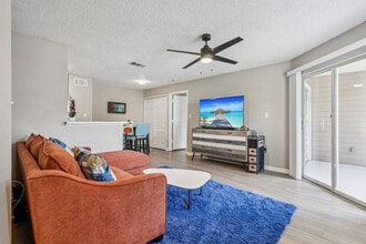 Laguna Place Apartments in Kissimmee, FL - Foto de edificio - Building Photo