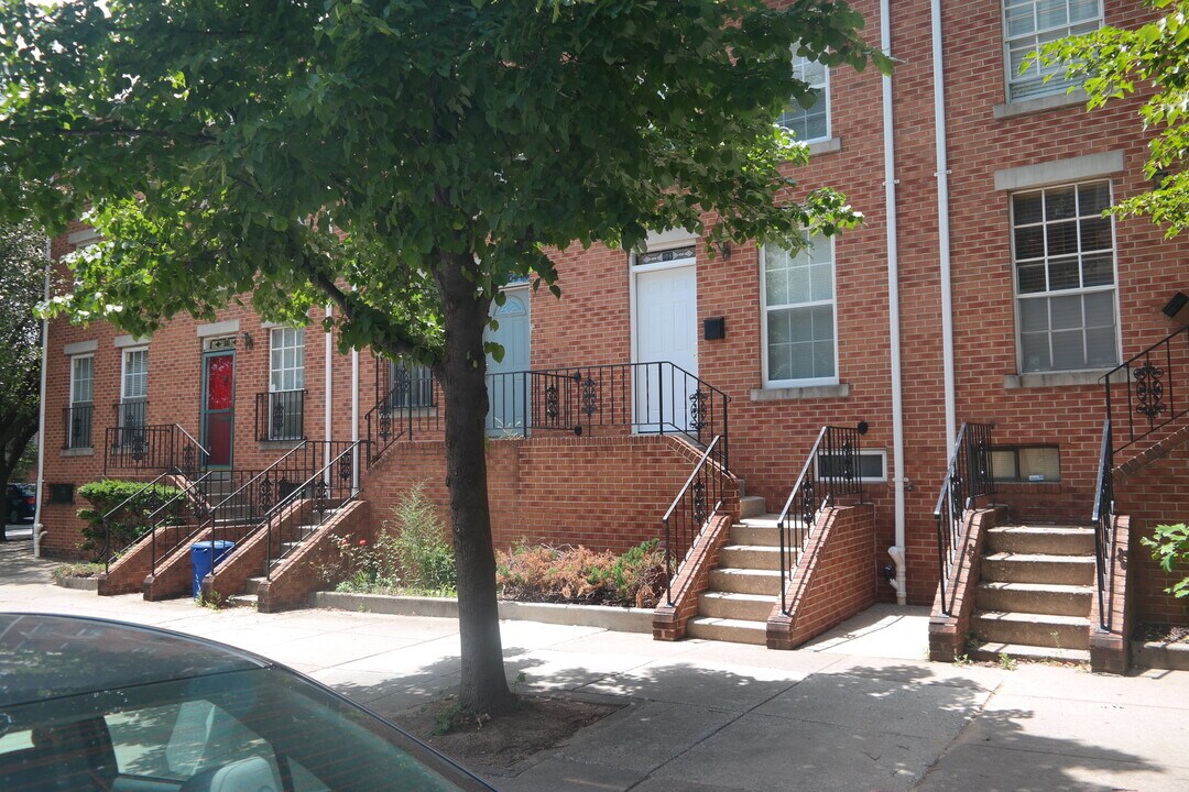 106 N Wolfe St in Baltimore, MD - Building Photo