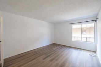 The Benezra Family Limited Partnership 2 LP in Reseda, CA - Foto de edificio - Building Photo