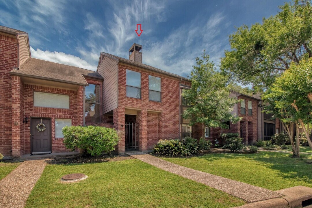 7447 Cambridge St in Houston, TX - Building Photo