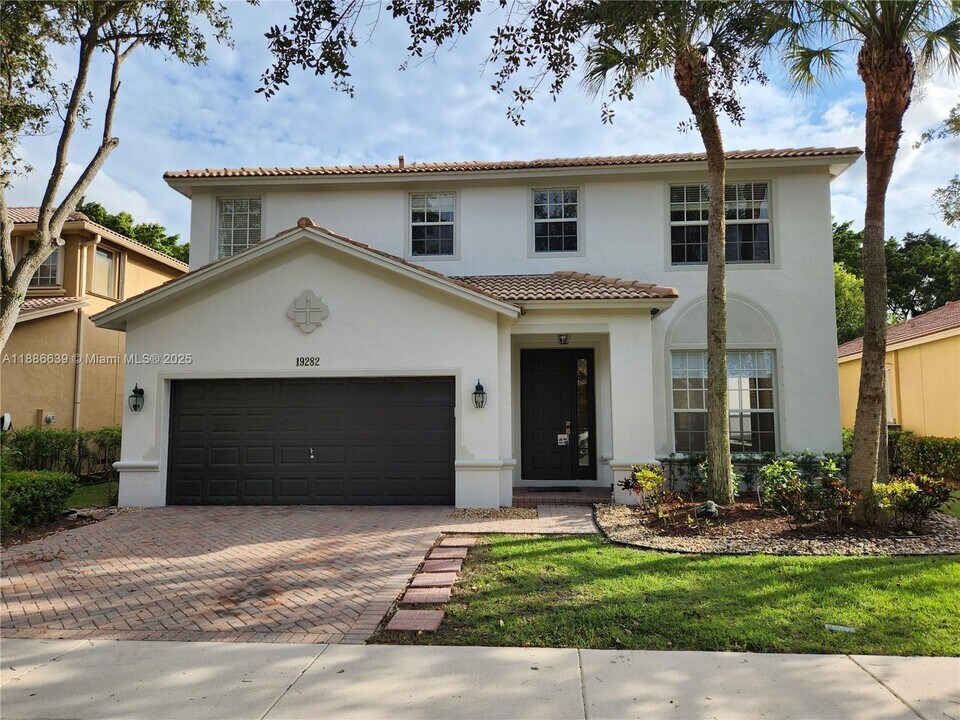 19282 Seneca Ave in Weston, FL - Building Photo
