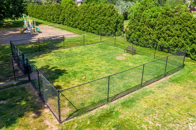 1570 Willard Ave in Newington, CT - Building Photo - Building Photo