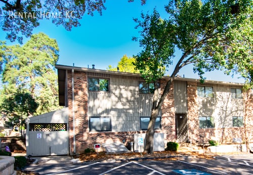 8738 Metcalf Ln in Overland Park, KS - Building Photo - Building Photo