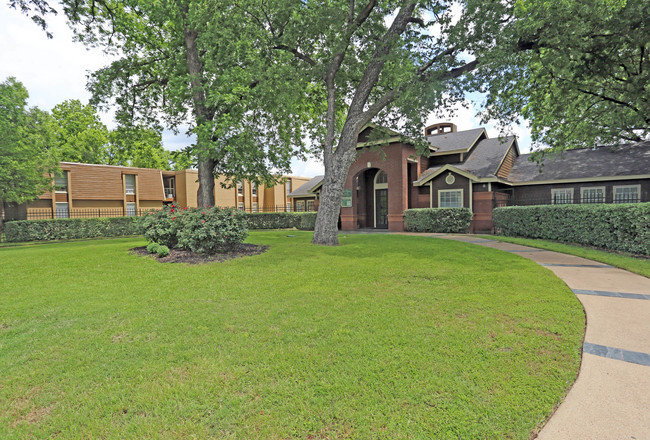 University Club Apartments in Waco, TX - Foto de edificio - Building Photo