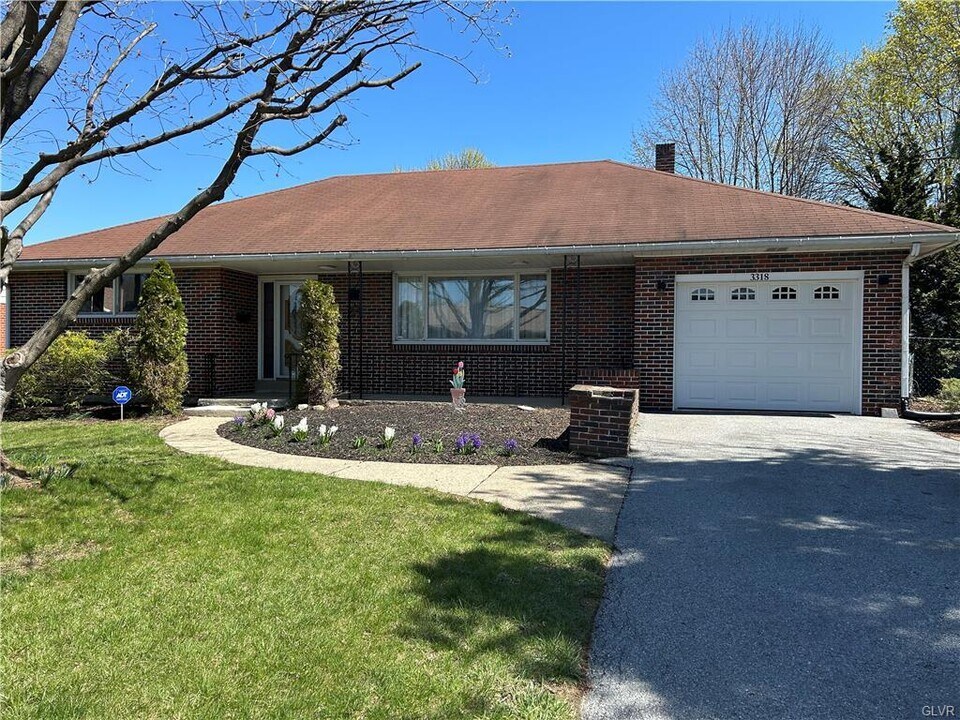 3318 N 3rd St in Hokendauqua, PA - Building Photo