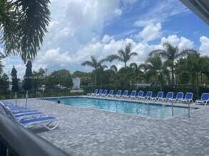 669 SE Lk Fls St in Port St. Lucie, FL - Foto de edificio - Building Photo