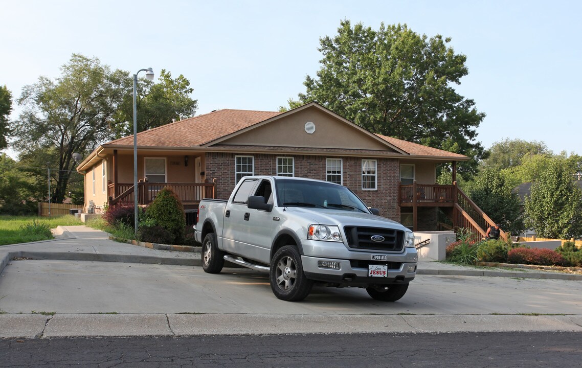 232 Pratt Ave in Bonner Springs, KS - Foto de edificio