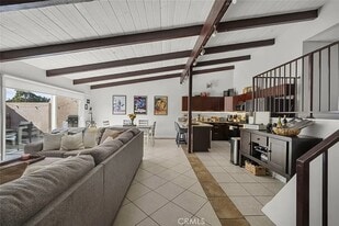 7924 Woodman Ave in Los Angeles, CA - Building Photo