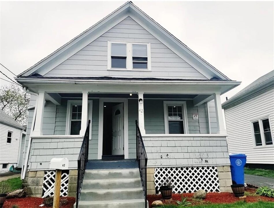 42 Victory St in Cranston, RI - Building Photo