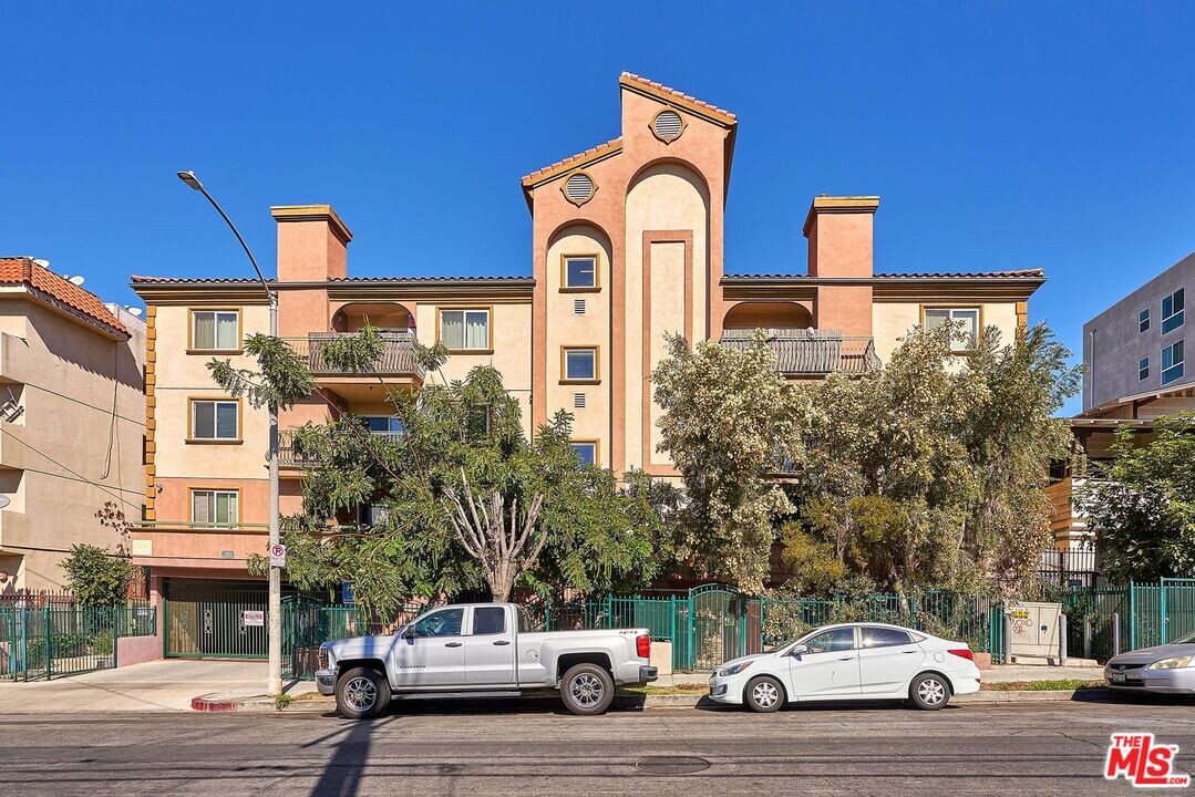 2811 Francis Ave-Unit -306 in Los Angeles, CA - Building Photo