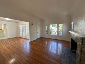 213-223 Los Aguajes Ave in Santa Barbara, CA - Building Photo - Building Photo