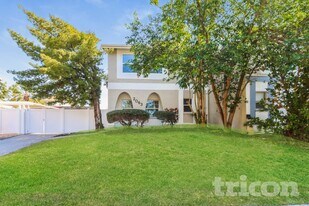 2063 Los Lomas Dr in Clearwater, FL - Building Photo