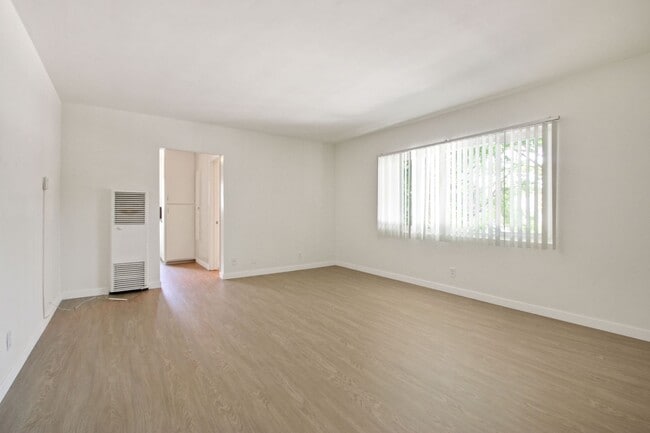 10908 SM Blvd, prime Westwood, near transit in Los Angeles, CA - Foto de edificio - Building Photo