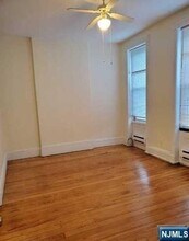 107 4th St in Hoboken, NJ - Foto de edificio - Building Photo