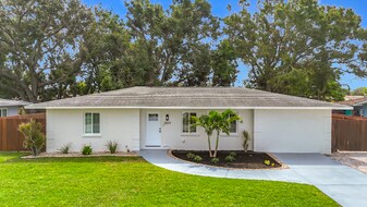 2809 Taunton Dr W in Bradenton, FL - Building Photo